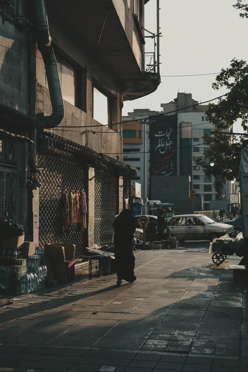 خیابانی در تهران در نور عصر