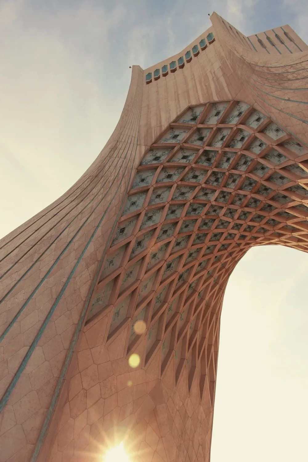 زیر طاق برج آزادی، رو به خورشید
