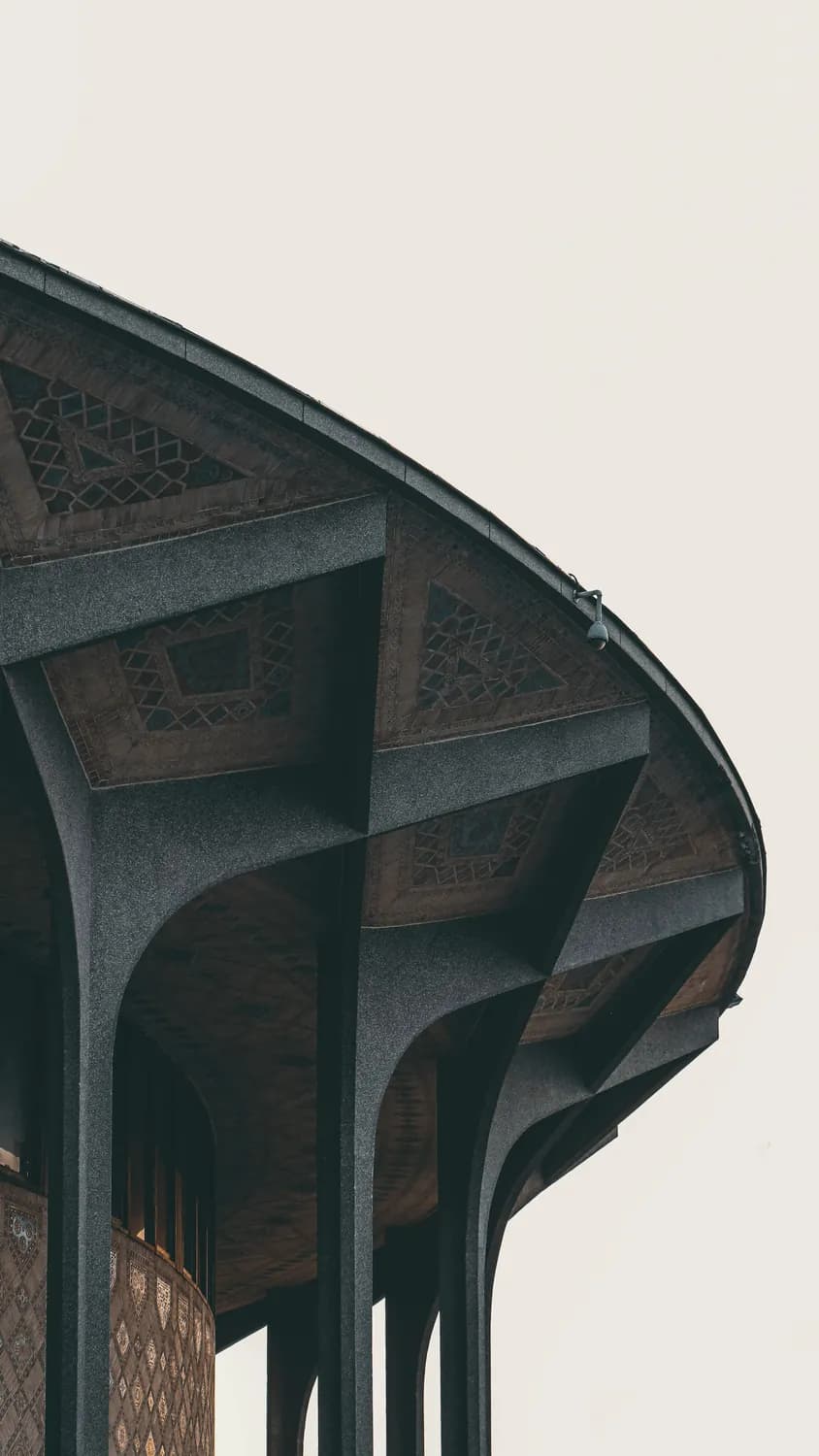 سایبانی بتنی در برابر آسمان روشن