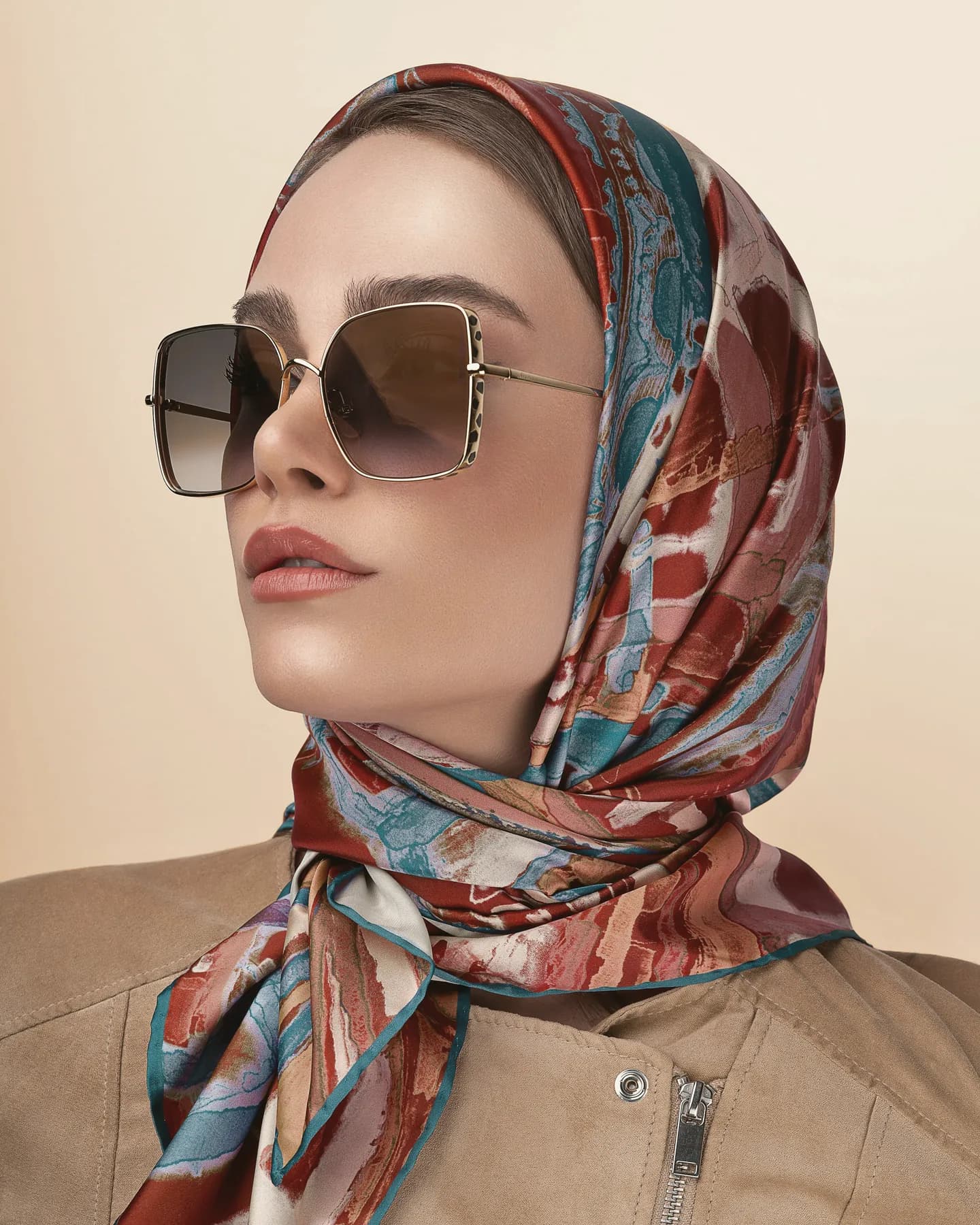 روسری طرح‌دار بر سر