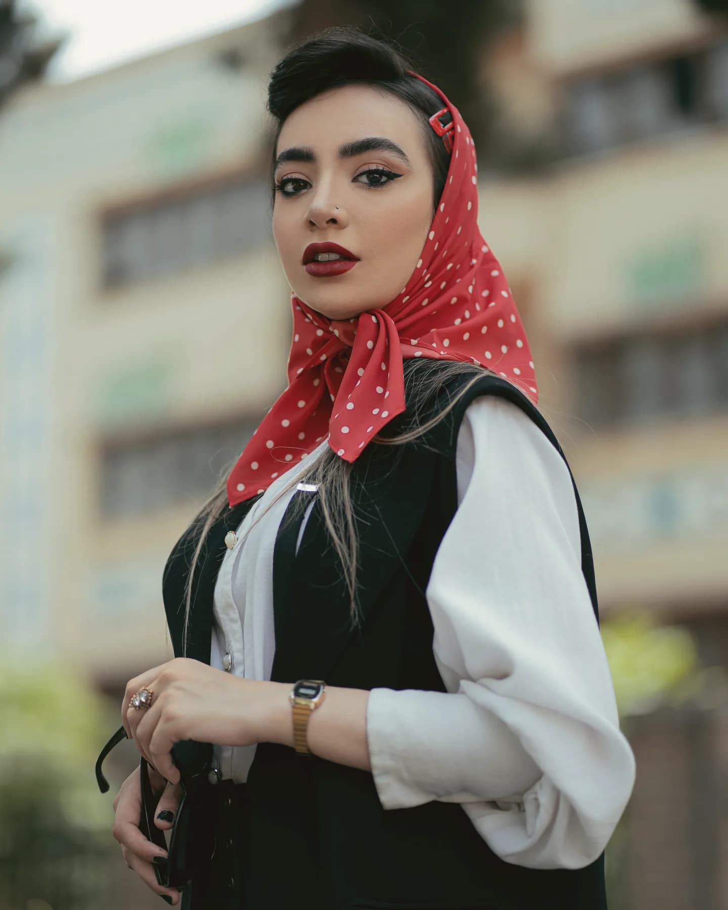 روسری خال‌خالی بر سر