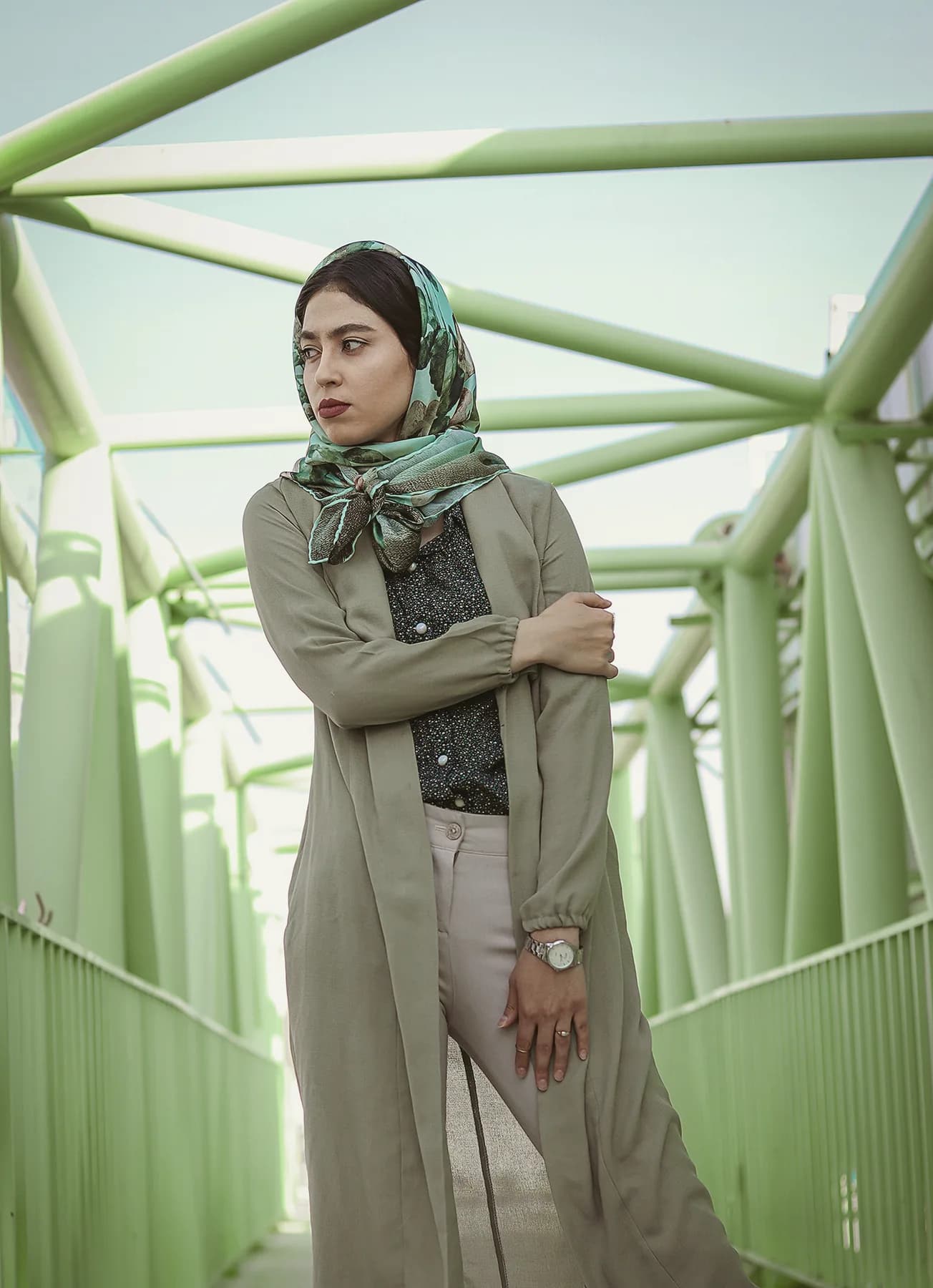 روی پل عابر، تهران